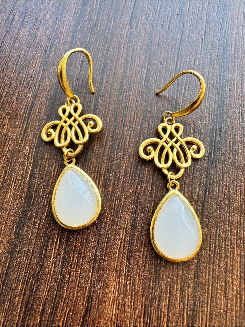 Elegant Vintage Style Drop Earrings w/ Natural White Stone